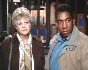 Jessica (Angela Lansbury) unterstützt Sergeant Victor Lofton (Stan Shaw) bei den Ermittlungen.