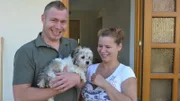Nadine begegnet Manuel und verliebt sich bis über beide Ohren in ihn. Die beiden glauben so fest an ihre Liebe, dass sie schon nach einem Monat beschließen, ein eigenes Haus zu kaufen. v.l.: Manuel, Hund, Nadine