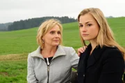 Nicolas (Kerstin Gähte, l.); Theresa (Ines Lutz, r.)