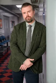 Dr. Iggy Frome (Tyler Labine).