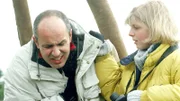 Während einer Ballonfahrt mit seiner Tochter Kathi (Denise Roithmeyr) erleidet Erich Troger (Christian Oskar Spitzl) plötzlich einen Herzinfarkt.