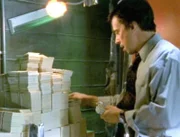 Charlie (Bill Mondy) hat die Bürowand hinter seinem Bücherregal ausgehöhlt, um sein Geld dort zu lagern. Ob im dieses so viel Glück bringt...