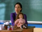 Susan (Emmanuelle Vougier) hat die Puppe, die einmal ihrer Freundin gehörte und ihre Schülerin Asley jetzt haben will, mit in die Schule gebracht. Aber woher wußte das Mädchen von der Puppe?...