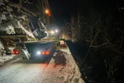 Zwei schwer beladene Anhänger sind auf einer vereisten Straße frontal zusammengestoßen. (National Geographic/ITV Studios Norway AS)