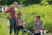 Mallory (Jessica Amlee) und Jamie (Siobhan Williams) sind entsetzt: Badger (Jack Knight) reagiert allergisch auf einen Bienenstich. Jake (Jake Church) weiß jedoch, was zu tun ist.