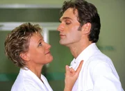 Was sich neckt, das liebt sich. Wenn diese Weisheit stimmt, müssten Schwester Nikola (Mariele Millowitsch) und Dr. Schmidt (Walter Sittler) ein Traumpaar sein. Doch jegliche Zuneigung zueinander würden die beiden natürlich vehement bestreiten.