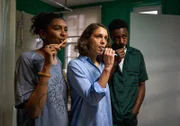 Gemma (Thalissa Teixeira, l.), Ray (Ariane Labed, M.) und Kieran (Gary Carr, r.) sind ein eingespieltes Team in der Wohngemeinschaft. Doch hinter der Freundschaft verbergen sich tiefere Gefühle.