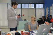 Jonas (Roy Peter Link, l.) zeigt sich von Annas (Jeanette Biedermann, r.) leidenschaftlichem Pitch beeindruckt.