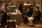 Charlie (Charlie Sheen, r.) und Alan (Jon Cryer, M.) sind von Stan (Richard Lewis, l.) geschockt ...