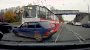 Auto wird von einem Zug erfasst