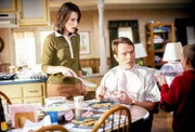 Lois (Jane Kaczmarek, l.) und Hal (Bryan Cranston, M.) sind fassungslos: Dewey (Erik Per Sullivan, r.) präsentiert seinen lebendigen Goldfisch ...