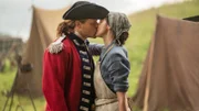 Outlander – Die Highland-Saga Staffel 5 Folge 7 Abschiedskuss in verhasster Uniform: Sam Heughan als Jamie Fraser, Caitriona Balfe als Claire Randall