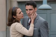 Ana Rivera (Paula Echevarría, l.); Alberto Márquez (Miguel Ángel Silvestre, r.) Ana Rivera (Paula Echevarría, l.); Alberto Márquez (Miguel Ángel Silvestre, r.)