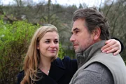 Theresa (Ines Lutz, l.); Hans (Ralph Schicha, r.)
