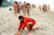Mitch (David Hasselhoff, vorne) sucht im Sand nach weiteren, an den Strand gespülten Handgranaten.