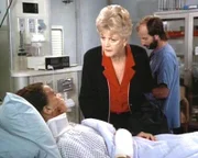 Jessica (Angela Lansbury, r.) verspricht der schwerverletzten Paula (Kasi Lemmons), den Mörder ihres Freundes zu finden.