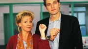 Schwester Nikola (Mariele Millowitsch) und Dr. Schmidt (Walter Sittler) in Handschellen aneinander gekettet: Die beiden demonstrieren, was wahre Teamarbeit bedeutet.