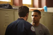 v.li.: Jake Lockett als Sam Carver, Rome Flynn als Derrick Gibson