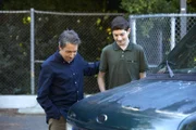 Jimmy DiMeo (John Ross Bowie, l.); Ray DiMeo (Mason Cook, r.)