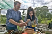 Lukas Dehl und Nikan Tiouri kochen persisch.