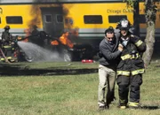 Chicago Fire Keine Reue - No Regrets Staffel 2, Episode 7 Schleppt ein Opfer aus dem Wrack: Jesse Spencer als Matthew Casey
