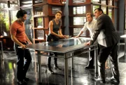 Ermitteln gemeinsam in einem neuen Fall: Chin (Daniel Dae Kim, l.), Kono (Grace Park, 2.v.l.), Danny (Scott Caan, 2.v.r.) und Chief Fryer (Tom Sizemore, r.) ...
