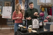 Kay (Maggie Lawson, l.); Mike (Jason Biggs, r.)