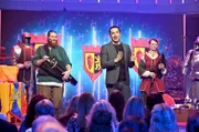 Da Bülent Ceylan auch begeisterter Musiker ist, will der Comedian auch wissen, wie das Mittelalter geklungen hat: Zum historischen Sound von Drehleierspieler Johannes und Sackpfeiferin Christina tanzt Bülent los.