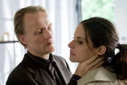 Hansen (Holger Handtke) überrascht Eva (Liane Forestieri) und will sie aus dem Weg räumen. Werden Semir und Chris noch rechtzeitig auftauchen?
