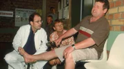 Benno (Willi Thomczyk, re.) hat sich von Lothar (Rene Heinersdorff, Mi.) ins Krankenhaus fahren lassen. Doch der Arzt (Michael Quast) bescheinigt Benno dummerweise nur eine leichte Verstauchung...