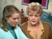 Jessica (Angela Lansbury) wird gebeten, sich um die völlig verstörte Alice (Cynthia Nixon) zu kümmern.