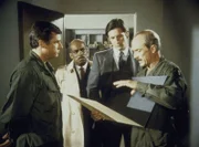 Amerikas Raketenabwehrsystem ist in Gefahr. Auf geheimnisvolle Weise konnte ein Unbekannter bereits mehrere Teilstücke des Geheimplans entwenden. Lee (Bruce Boxleitner, 2.v.r.) und Billy (Mel Stewart, 2.v.l.), die für die Verwahrung des Plans zuständig sind, geraten unter Beschuss ...