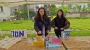 Lisa und Michelle bei den Vorbereitungen zur Geburtstagsfeier von Prya