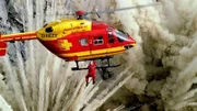 Durch eine Unachtsamkeit ist eine Bombe in einem Steinbruch explodiert. In letzter Sekunde konnten die Rettungsflieger des Medicopter 117 entkommen.
