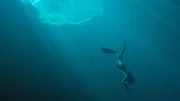 "Attention - A Life in Extremes" setzt sich in kritisch objektiver Distanz mit dem Phänomen Extremsport auseinander. Der Dokumentarfilm begleitet einen Wingsuit-Flyer, einen Apnoetaucher und einen Extremradfahrer bei ihren ehrgeizigen Vorhaben an der sportlichen Weltspitze. Sie fliegen schroffe Felsklippen entlang, tauchen ohne Sauerstoffgerät in die Tiefen des Meeres hinab und treten während unvorstellbar strapaziöser Radtouren den Beweis der ungeahnten Leistungsfähigkeit des menschlichen Körpers an. Drei Ausnahmeathleten im alles abverlangenden Feld des Extremsports - jeder einzelne von ihnen ist Weltspitze! Im Bild: Guillaume Néry - Apnoetaucher.