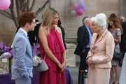 Noch ahnen Chip (Thomas Barbusca, l.) und Mickey (Kaitlin Olson, M.) nicht, dass weitaus mehr dahintersteckt, als Urgroßmutter Rita (Judith Roberts, r.) sie mit jemand anderem verwechselt ...