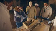 Archäologen öffnen den neu entdeckten Kindersarg in der Nekropole von Dra Abu el Naga.