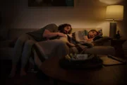 Dom Chalmers (Angus Sampson, l.); Angie Davis (Claudia Karvan, r.)
