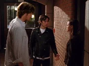 Während in Stars Hollow eine Kostümhochzeit bevorsteht, wartet auf Dean (Jared Padalecki, l.), Jess (Milo Ventimiglia, M.) und Rory (Alexis Bledel, r.) ein Wechselbad der Gefühle ...