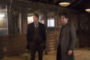 Alana will nicht wahrhaben, dass Will (Hugh Dancy, r.) all seine Verdächtigungen Hannibal (Mads Mikkelsen, l.) gegenüber fallengelassen hat und bangt weiter um seine Sicherheit ...