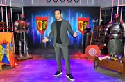 In der dritten Staffel seiner sechsteiligen Show „Babbel Net!“ zeigt Bülent Ceylan wieder vollen Einsatz. Mit einem  Mix aus Comedy und Wissenschaft beleuchtet er in dieser Folge: das gar nicht so finstere Mittelalter.