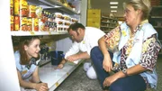 So hat sich Rita (Gaby Köster, r.) das Praktikum ihrer Tochter Sandra (Jasmin Schwiers) im Supermarkt nicht vorgestellt. Bernie (Georg Alfred Wittner) muss sogar Sandras Arbeit übernehmen.