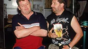 Zwischen Manni (Andreas Windhuis, r.) und Marga herrscht dicke Luft. Wenn Manni nur wüsste, wieso eigentlich. Benno (Willi Thomczyk) erkennt das Problem sofort: Egal was man tut, man kann es den Frauen nie recht machen!