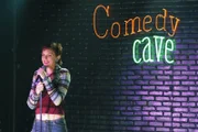 Blick in die Vergangenheit: Die Komikerin Sandra Holloway (Elaine Hendrix) bei einem Auftritt im "Comedy Cave" ...