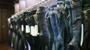 Klassenlos, für jedes Alter und für überall. Die Bluejeans ist ein Phänomen der Moderne.