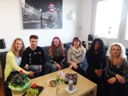 V.l.: Tageskandidatin Sina mit ihrem Partner Daniel, Fanny, Teresa, Mabel und Elena.