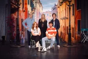 Starensemble in Bestform: Olli Dittrich (l.), Toni Garrn (M.) und Fred Rabe (r.) sind zu Gast bei Sophie Passmann (2.v.l.) und Tommi Schmitt (2.v.r.).