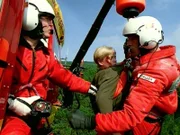 Geschafft! Durch den mutigen Einsatz von Sanitäter Peter Berger (Serge Falck) und seinem Kollegen Ralf Staller (Wolfgang Krewe) konnte der kleine Klaus (Uwe Schweiger) in letzter Sekunde aus einer Felsspalte gerettet werden.