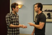 Dennis Reynolds (Glenn Howerton, l.); Mac (Rob McElhenney, r.)