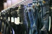 Great Inventions – Meilensteine der Technik Jeans Jeans im Store  Copyright: SRF/ZDF